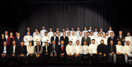Photo de famille pour les nouveaux étoilés 2016 lors du déjeuner organisé par L'Hôtellerie Restauration. Photo de famille pour les nouveaux étoilés 2016 lors du déjeuner organisé par L'Hôtellerie Restauration.