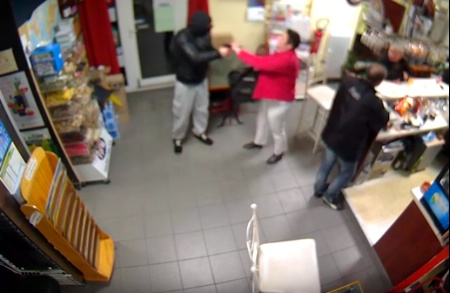 La gérante face à son braqueur, image issue d'une caméra de vidéo-surveillance.