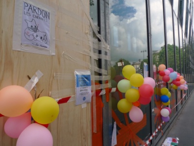 La façade fracturée de l'hôpital Necker.