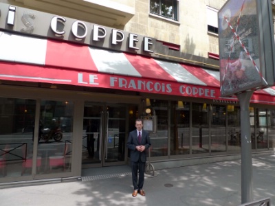 Gérard Boudon devant son affaire. L'enseigne a été touchée par les projectiles tout comme le mobilier urbain.