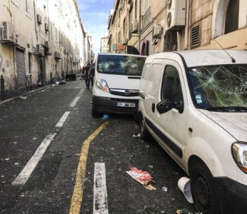 Deux véhicules garés devant le restaurant ont été cassés mais cela a sans doute épargné la vitrine de l'établissement d'Emeline et Nicolas Muller, la Table du fort.