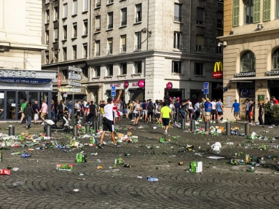 De nombreuses bouteilles de bière en verre confirment que l'interdiction de vente d'alcool à emporter est à envisager pour éviter que les problèmes se répètent lors des prochains matchs.