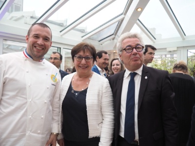 Guillaume Gomez, chef des cuisines de l'Elysée, la secrétaire d'Etat au commerce, Martine Pinville et Didier Chenet au terme de l'assemblée générale du syndicat, la semaine dernière à Paris. Guillaume Gomez, chef des cuisines de l'Elysée, la secrétaire d'Etat au commerce, Martine Pinville et Didier Chenet au terme de l'assemblée générale du syndicat, la semaine dernière à Paris.