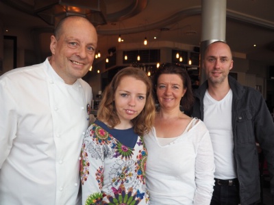 De g à d, Carlos Marsal, Perrine et Céline Chevalier, et Bruno Grosvallet, fin juillet, peu avant le départ de l'expédition. De g à d, Carlos Marsal, Perrine et Céline Chevalier, et Bruno Grosvallet, fin juillet, peu avant le départ de l'expédition.