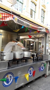Les Lillois ont été les premiers à défendre la tradition et les moules-frites du premier week-end de septembre.