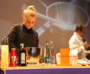 La chef pâtissière Anne-Sophie Bercet, championne de France du dessert, lors d'une joute culinaire.