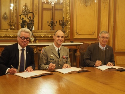 C'est dans les salons très prestigieux des Invalides que cette convention a été signée. De g à d : Didier Chenet, le Général Bruno Le Ray et le lieutenant-colonel Guy de St-Germain. C'est dans les salons très prestigieux des Invalides que cette convention a été signée. De g à d : Didier Chenet, le Général Bruno Le Ray et le lieutenant-colonel Guy de St-Germain.
