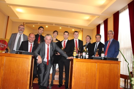 De g à d : Michel Ryckebusch, proviseur Jean Drouant, Henri di Nola MOF Bar 2015 et Président de l'APEB, Alexis Rabot, Jean-Louis Apra Ambassadeur Pernod, Amélie Boulanger, Louis Robin, Maxence Delorme, Virginie Barandinan, Johann Costet, chef barman Hyatt Regency et Nicolas Michaud.