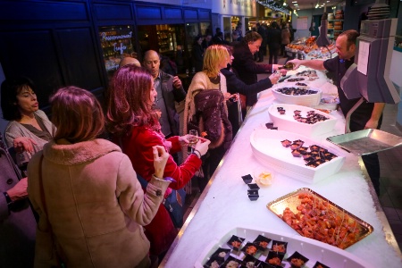 Lors des Festiv'Halles, les halles Paul Bocuse ouvrent le lundi soir pour des dégustations de produits d'exception.