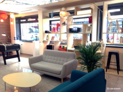 Bibliothèque d'objets de décoration proposé par l'agence Sismo pour le projet Stories, dans l'espace d'accueil de l'Aparthotel Adagio Paris Bercy Village.
