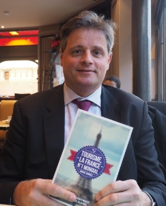 Michel Durrieu nous propose une livre unique sur l'histoire du tourisme.