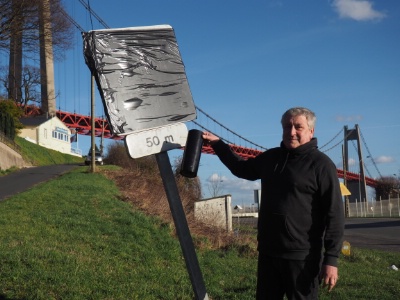 José Calteau devant des panneaux 'voie sans issue' qui n'ont pas été retirés, alors que d'autres ont été installés plus haut.
