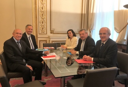 Rencontre hier place Beauvau entre le ministre de l'Intérieur, Gérard Collomb (à g au 1er plan) et Roland Héguy et Hervé Bécam (à d). Rencontre hier place Beauvau entre le ministre de l'Intérieur, Gérard Collomb (à g au 1er plan) et Roland Héguy et Hervé Bécam (à d).