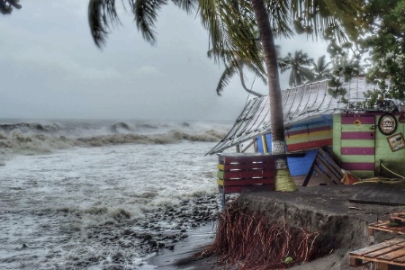 Le Wahou Café au Carbet, en Martinique, n'a pas résisté à la houle cyclonique. Le Wahou Café au Carbet, en Martinique, n'a pas résisté à la houle cyclonique.
