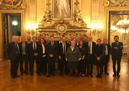 Autour de Jean-Yves Le Drian et Jean-Baptiste Lemoyne, plusieurs autres membres du gouvernement ont participé au tour de table : Jacqueline Gourault, ministre auprès du ministre de l'Intérieur, Sophie Cluzel, Secrétaire d'Etat auprès du Premier Ministre et Benjamin Griveaux, Secrétaire d'Etat auprès du ministre de l'Economie et des Finances. Autour de Jean-Yves Le Drian et Jean-Baptiste Lemoyne, plusieurs autres membres du gouvernement ont participé au tour de table : Jacqueline Gourault, ministre auprès du ministre de l'Intérieur, Sophie Cluzel, Secrétaire d'Etat auprès du Premier Ministre et Benjamin Griveaux, Secrétaire d'Etat auprès du ministre de l'Economie et des Finances.
