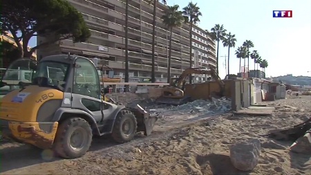 Les bulldozers sont entrés en action sur la plage de Juan-les-Pins.