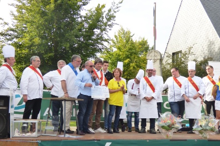 Remise du chèque de 10 000 € à l'association Vie et Espoir. Remise du chèque de 10 000 € à l'association Vie et Espoir.