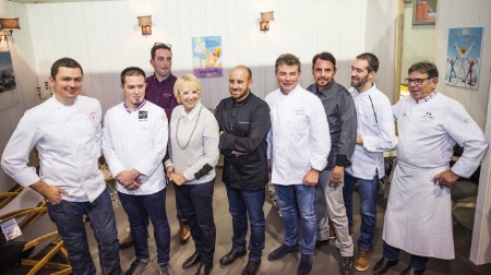Des chefs et personnalités étaient présents. De gauche à droite : Jean-Rémy Caillon, Stacy Cez (Académie des experts), Mercotte, chroniqueuse et jury Le Meilleur pâtissier sur M6, Laurent Azoulay, Pierre Marin, Pierre Trocaz, Michael Arnoult, Marcel Lesoille, champion du monde d'ouverture d'huîtres.