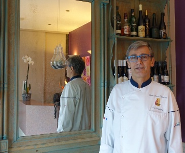 Jean-Pierre Tholoniat s'est installé à la Roseraie il y a vingt-cinq ans. Il préside l'association des Cuisiniers de la Loire depuis avril 2017. Jean-Pierre Tholoniat s'est installé à la Roseraie il y a vingt-cinq ans. Il préside l'association des Cuisiniers de la Loire depuis avril 2017.