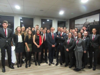 Le sommelier Philippe Faure-Brac au milieu d'une trentaine de jeunes en formation sommellerie Le sommelier Philippe Faure-Brac au milieu d'une trentaine de jeunes en formation sommellerie