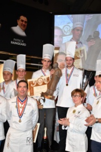 De gauche à droite : Fabrice Prochasson, président du trophée, le commis gagnant, Quentin Losserand, lauréat 2018, et Dominique Loiseau, marraine du trophée. De gauche à droite : Fabrice Prochasson, président du trophée, le commis gagnant, Quentin Losserand, lauréat 2018, et Dominique Loiseau, marraine du trophée.