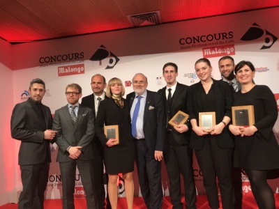 Au centre le directeur général des cafés Malongo, avec à g Lucille Baussand et à d, Thibault Gosselin et Chloé Laroche.