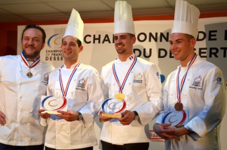 Le président du jury Emmanuel Renaut et les lauréats professionnels. De gauche à droite : Jonathan Chapuy (2e), François Josse, champion de France du dessert, et Sébastien Damon (3e).