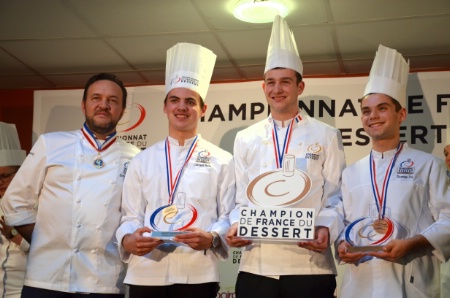 Le président du jury Emmanuel Renaut et les lauréats Juniors; de gauche à droite : Clément Halle (2e), Gaël Reigner, champion de France du dessert, et Thomas Pol (3e).