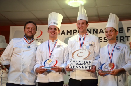 Le président du jury Emmanuel Renaut et les lauréats Juniors; de gauche à droite : Clément Halle (2e), Gaël Reigner, champion de France du dessert, et Thomas Pol (3e).
