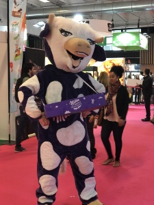 La vache Milka autour du stand Mondelez.