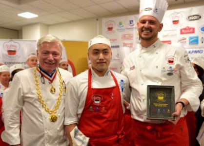 De g à d : Christian Têtedoie, Richard Nham élève australien, commis du vainqueur, Arnaud Bloquel. De g à d : Christian Têtedoie, Richard Nham élève australien, commis du vainqueur, Arnaud Bloquel.