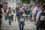 Première "Course des serveuses et garçons de café" à Angers