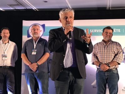Au 1er plan, Loïc Latour, président de France Boissons, lors de l'ouverture de l'AG. Au second plan, les administrateurs (professionnels) de Service en Tête, de g à d : Laurent Bozacchini, Stephan Pey et Jacques Chomentowski. L'association a également pour administrateur professionnel Eric Dubois. Au 1er plan, Loïc Latour, président de France Boissons, lors de l'ouverture de l'AG. Au second plan, les administrateurs (professionnels) de Service en Tête, de g à d : Laurent Bozacchini, Stephan Pey et Jacques Chomentowski. L'association a également pour administrateur professionnel Eric Dubois.