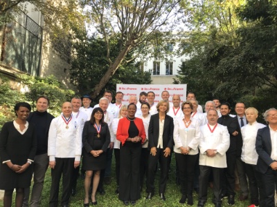 Babette de Rozières (en veste rouge) et Valérie Pécresse (au centre) avec les chefs dans les jardins de la Région. Babette de Rozières (en veste rouge) et Valérie Pécresse (au centre) avec les chefs dans les jardins de la Région.
