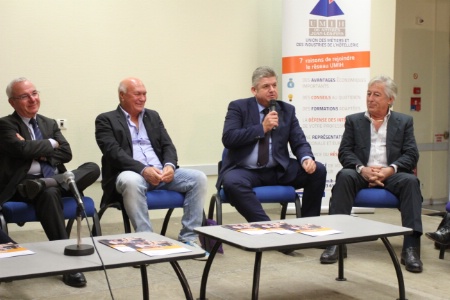 De gauche à droite : Jean Leonetti, maire d'Antibes, André d'Oriano, commission plages Umih Corse, Thierry Grégoire, président d'Umih Saisonniers, René Colomban, président de la Fédération nationale des plages restaurants. De gauche à droite : Jean Leonetti, maire d'Antibes, André d'Oriano, commission plages Umih Corse, Thierry Grégoire, président d'Umih Saisonniers, René Colomban, président de la Fédération nationale des plages restaurants.