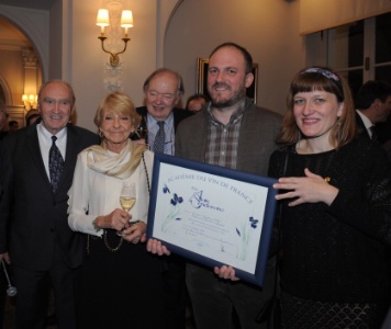 De g à d : Alain Graillot, président de l'Académie du Vin de France, Eventhia Senderes, Benoît France, Secrétaire perpétuel de l'Académie du Vin de France, Christine et Guillaume Viala. De g à d : Alain Graillot, président de l'Académie du Vin de France, Eventhia Senderes, Benoît France, Secrétaire perpétuel de l'Académie du Vin de France, Christine et Guillaume Viala.