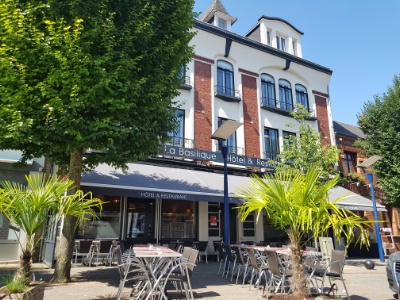 L'hôtel-restaurant se tient dans le centre ville, face à la Basilique.