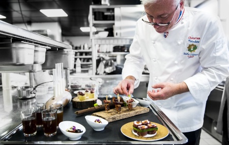 Christian Têtedoie en cuisine. Christian Têtedoie en cuisine.