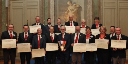 Les quinze nouveaux Maîtres Sommeliers entourant Philippe Faure-Brac, président de l'UDSF. Les quinze nouveaux Maîtres Sommeliers entourant Philippe Faure-Brac, président de l'UDSF.