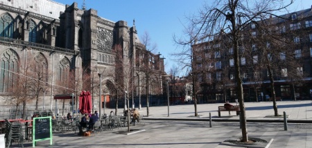 Place de la Victoire : au premier plan, une licence IV a été accordée ; de l'autre côté de la place, non. Place de la Victoire : au premier plan, une licence IV a été accordée ; de l'autre côté de la place, non.