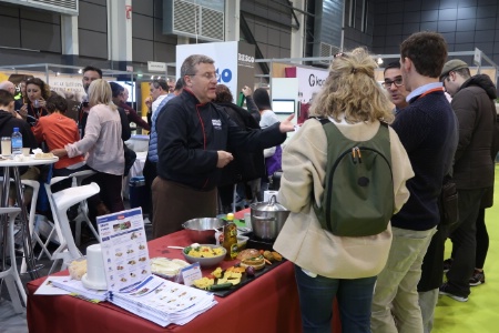 Sur les stands des exposants, les démonstrations - et dégustations - furent nombreuses. Sur les stands des exposants, les démonstrations - et dégustations - furent nombreuses.
