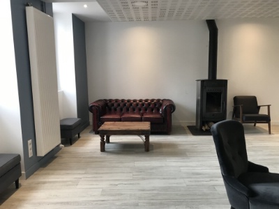 Une salle 'intermédiaire' qui offre des opportunités d'accueil et mène aux Gîtes. Une salle 'intermédiaire' qui offre des opportunités d'accueil et mène aux Gîtes.