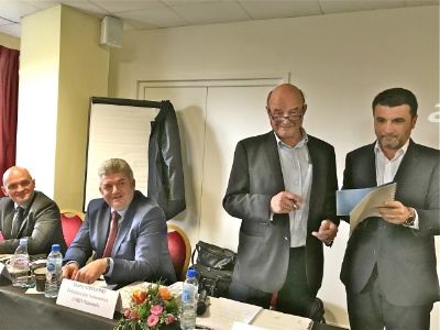 Signature d'une convention de partenariat pour l'emploi dans l'industrie hôtelière des Landes, entre Alain Bretelle, président de l'Umih 40, et Daniel Dartigolles, Pôle Emploi (debout, de gauche à droite). Signature d'une convention de partenariat pour l'emploi dans l'industrie hôtelière des Landes, entre Alain Bretelle, président de l'Umih 40, et Daniel Dartigolles, Pôle Emploi (debout, de gauche à droite).