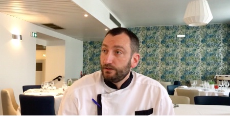 Rémi, formateur en cuisine au CFH de Vichy, témoigne au côté de professionnels de la cuisine et de la salle. Rémi, formateur en cuisine au CFH de Vichy, témoigne au côté de professionnels de la cuisine et de la salle.