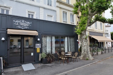 L'ancien pub, à gauche, a été transformé en bistrot 'simple et chic'. L'ancien pub, à gauche, a été transformé en bistrot 'simple et chic'.