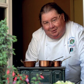 Le chef Jean-Pierre Saint-Martin est directeur du pèlerinage. Le chef Jean-Pierre Saint-Martin est directeur du pèlerinage.