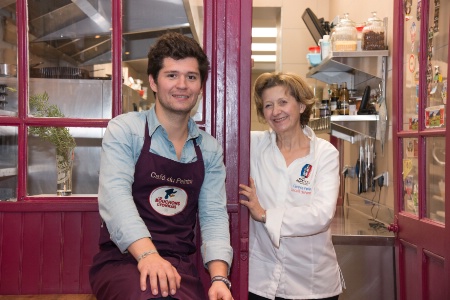 Maxime et Florence Perier, les deux co-gérants du Café du peintre à Lyon, ont acquis un lave-verres avec osmoseur par le biais de la Carsat..