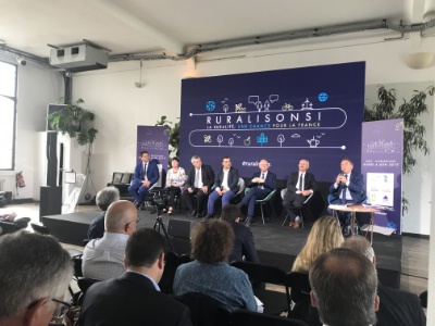 Les membres fondateur du Parlement lors de son lancement le 4 juin. Les membres fondateur du Parlement lors de son lancement le 4 juin.