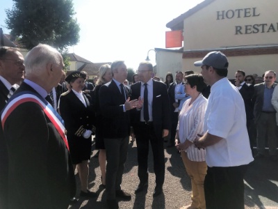 Jean-Baptiste Lemoyne (à gauche) accueilli par Fabrice Galland, Cécile et Guillaume Leichner. Au premier plan à gauche, le maire de Bologne, Jean-Yves Roy. Jean-Baptiste Lemoyne (à gauche) accueilli par Fabrice Galland, Cécile et Guillaume Leichner. Au premier plan à gauche, le maire de Bologne, Jean-Yves Roy.