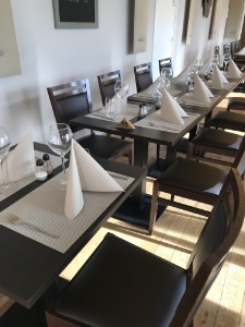 Une salle de restaurant au cadre soigné et convivial.